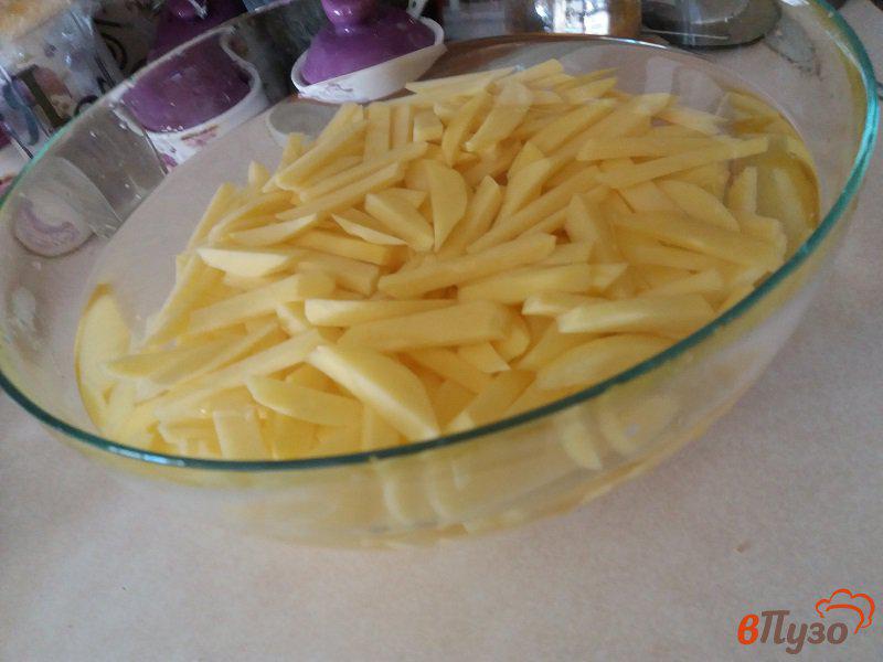 Фото приготовление рецепта: Запеченный картофель фри шаг №3