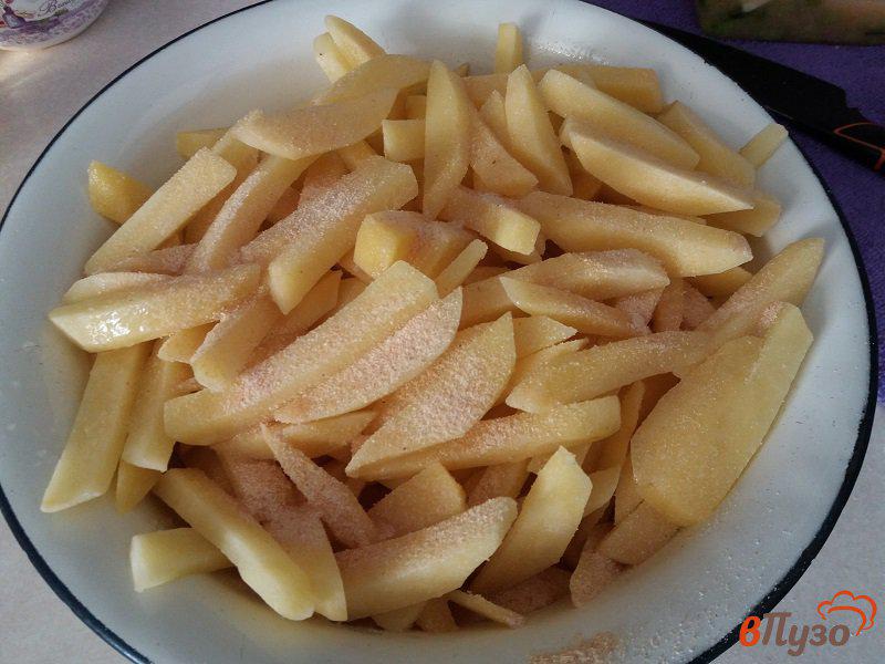 Фото приготовление рецепта: Запеченный картофель фри шаг №6