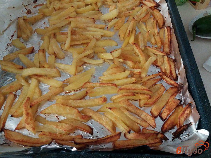 Фото приготовление рецепта: Запеченный картофель фри шаг №8