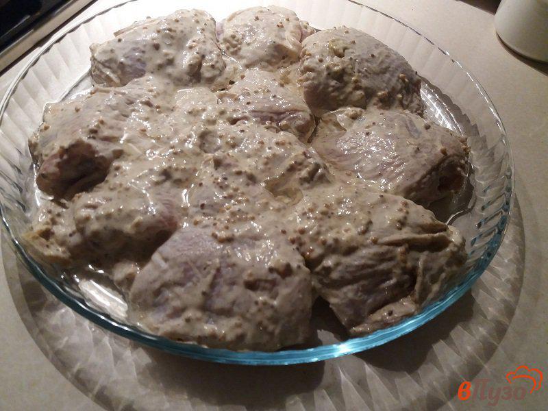 Фото приготовление рецепта: Куриные бедрышки в чесночном соусе шаг №3