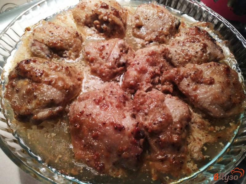 Фото приготовление рецепта: Куриные бедрышки в чесночном соусе шаг №4