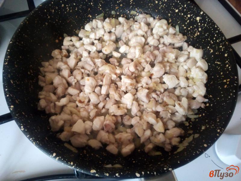 Фото приготовление рецепта: Блинчики с курицей и грибным соусом шаг №11