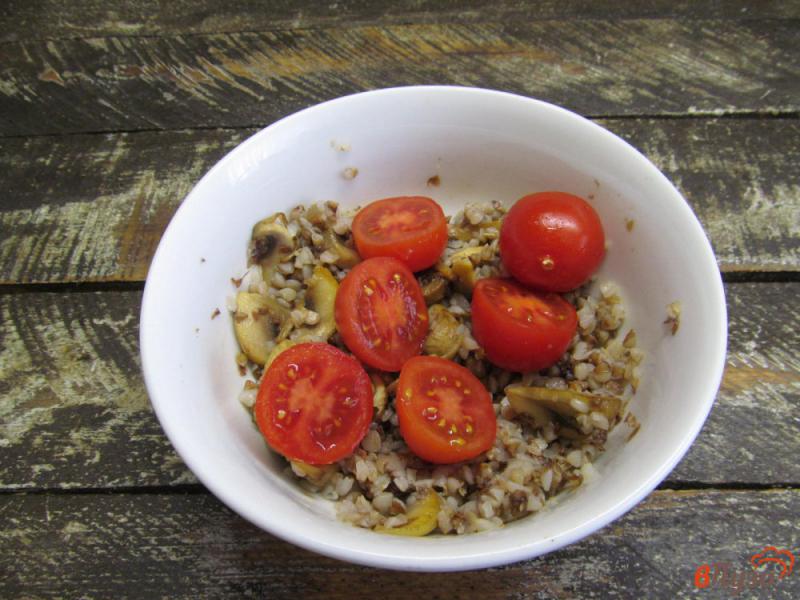 Фото приготовление рецепта: Салат из гречки с помидором и грибами шаг №5