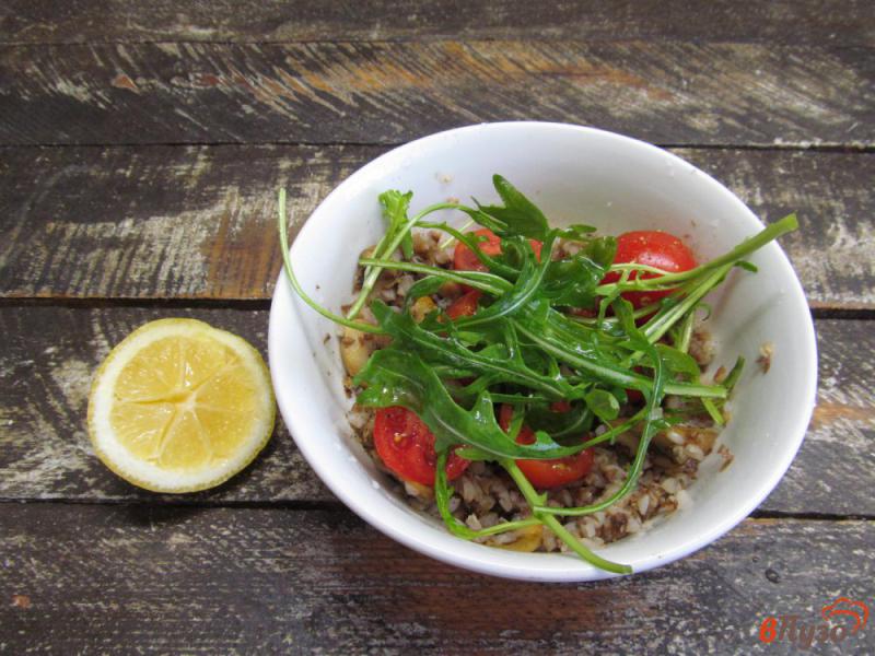 Фото приготовление рецепта: Салат из гречки с помидором и грибами шаг №6