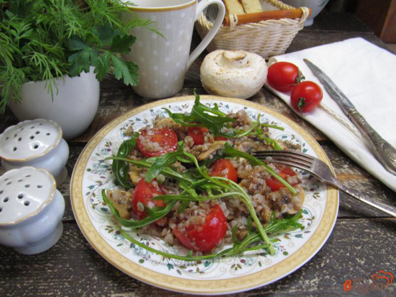 Фото приготовление рецепта: Салат из гречки с помидором и грибами шаг №7