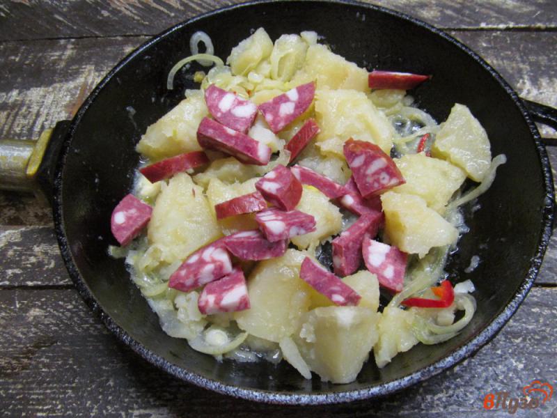 Фото приготовление рецепта: Картошка с колбасой и огурцом шаг №4