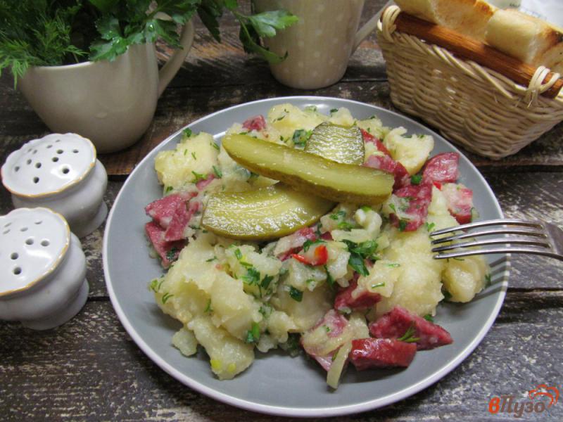 Фото приготовление рецепта: Картошка с колбасой и огурцом шаг №6