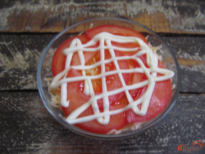 Фото приготовление рецепта: Слоеный салат из помидора с сыром шаг №5