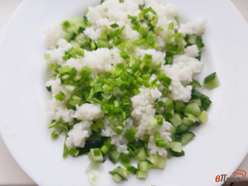 Фото приготовление рецепта: Салат с рисом и тунцом шаг №7