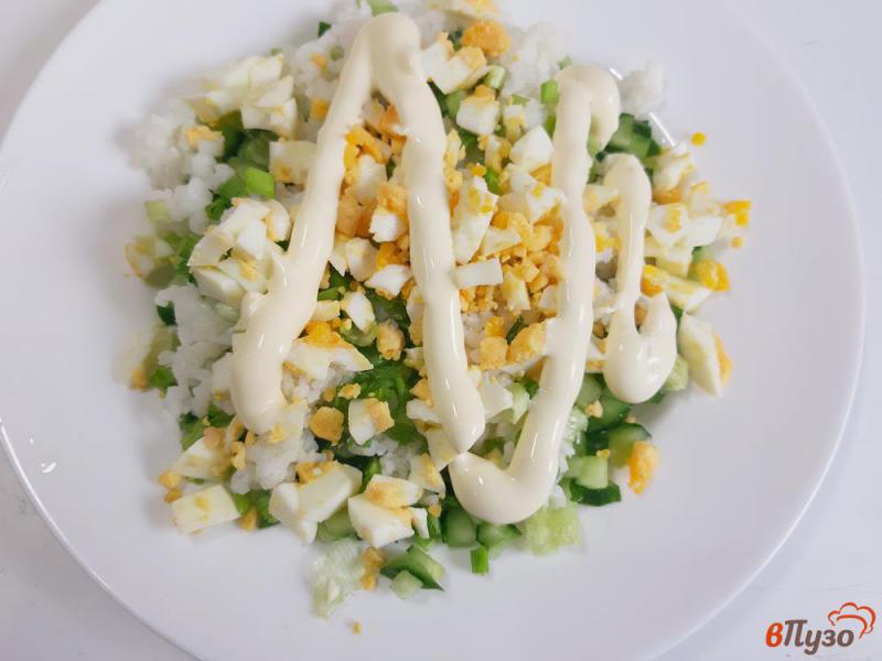 Фото приготовление рецепта: Салат с рисом и тунцом шаг №9