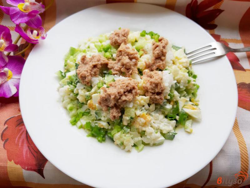 Фото приготовление рецепта: Салат с рисом и тунцом шаг №12
