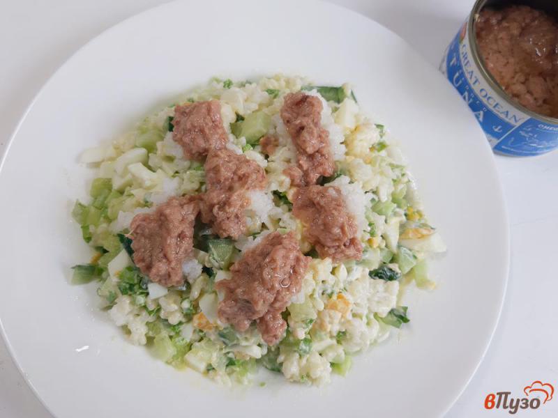 Фото приготовление рецепта: Салат с рисом и тунцом шаг №11