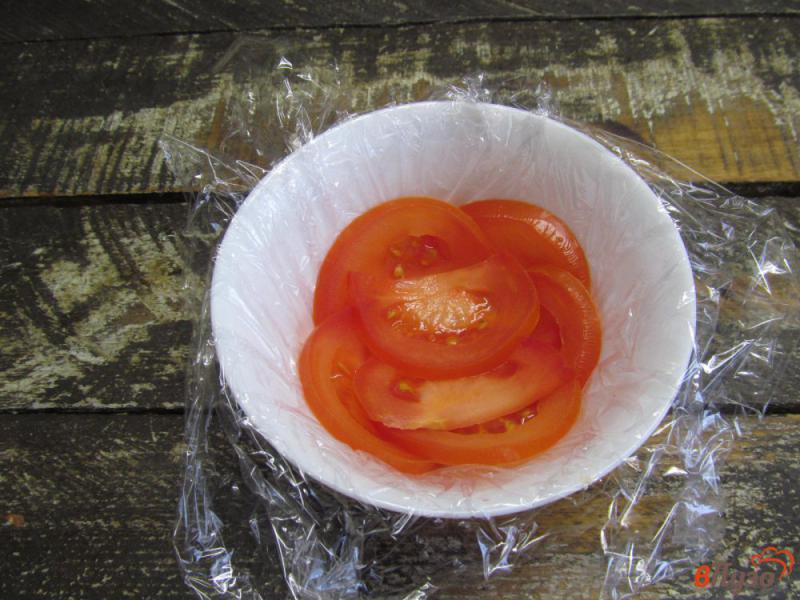 Фото приготовление рецепта: Салат из копченой куриной грудки с помидором шаг №5