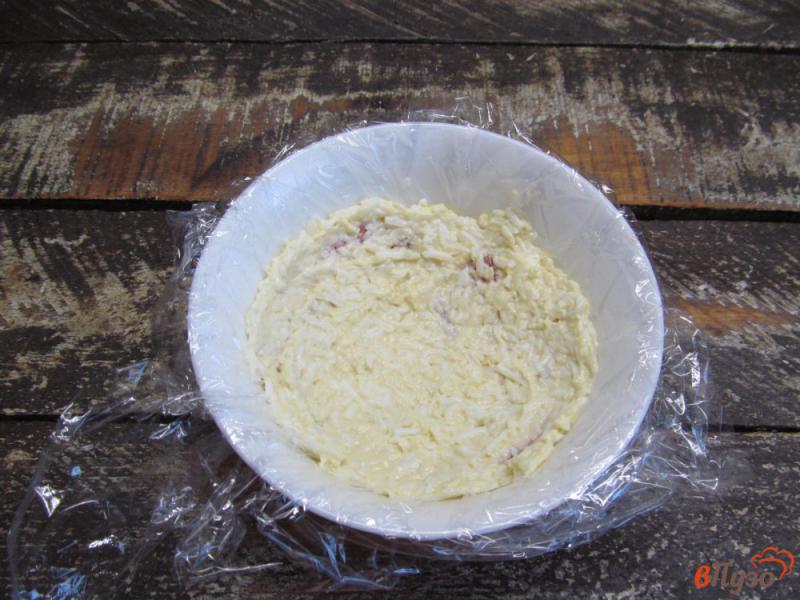 Фото приготовление рецепта: Салат из копченой куриной грудки с помидором шаг №6