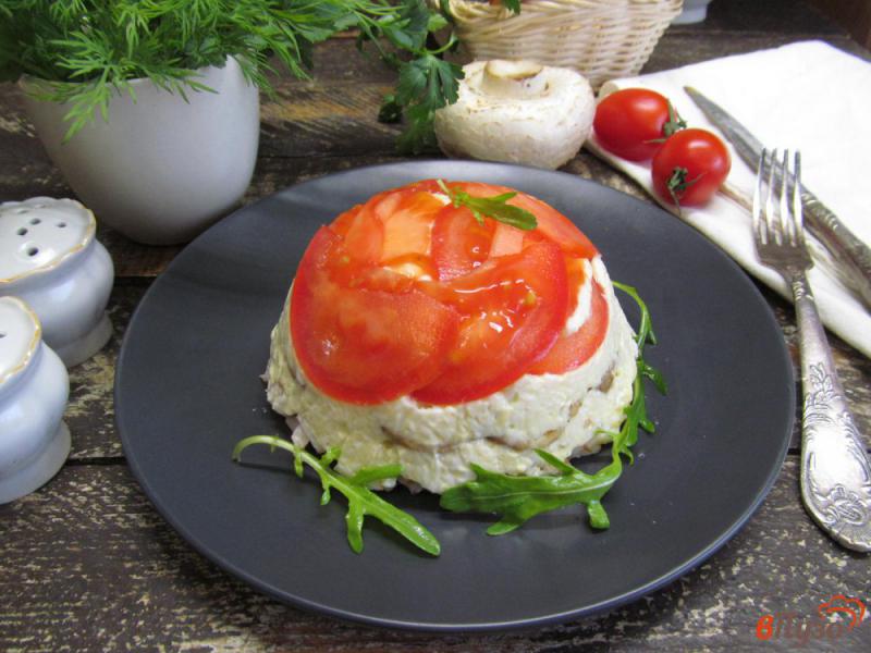 Фото приготовление рецепта: Салат из копченой куриной грудки с помидором шаг №10