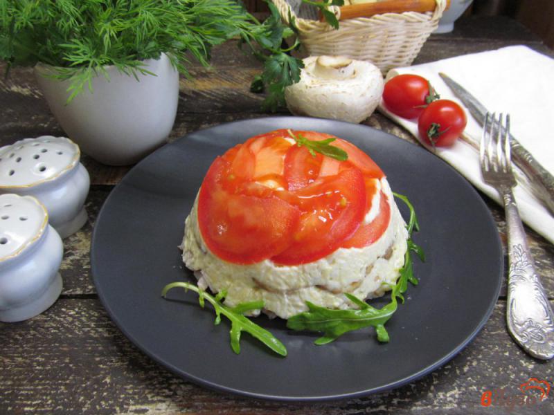 Фото приготовление рецепта: Салат из копченой куриной грудки с помидором шаг №11