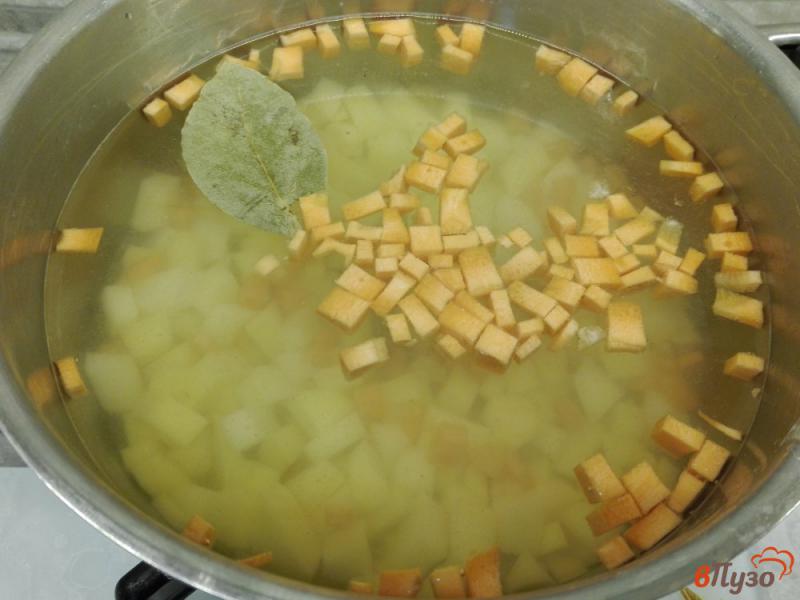 Фото приготовление рецепта: Суп с горбушей шаг №2