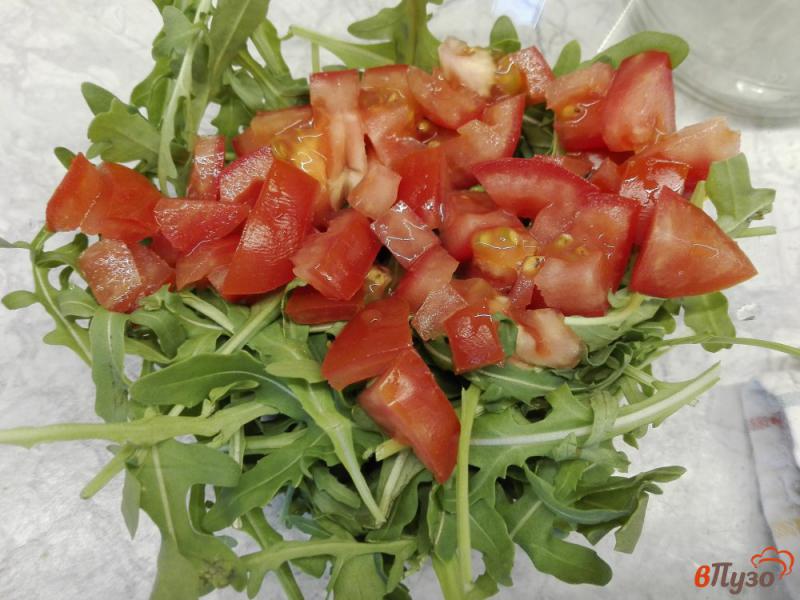 Фото приготовление рецепта: Моментальный салат из рукколы с помидором шаг №1