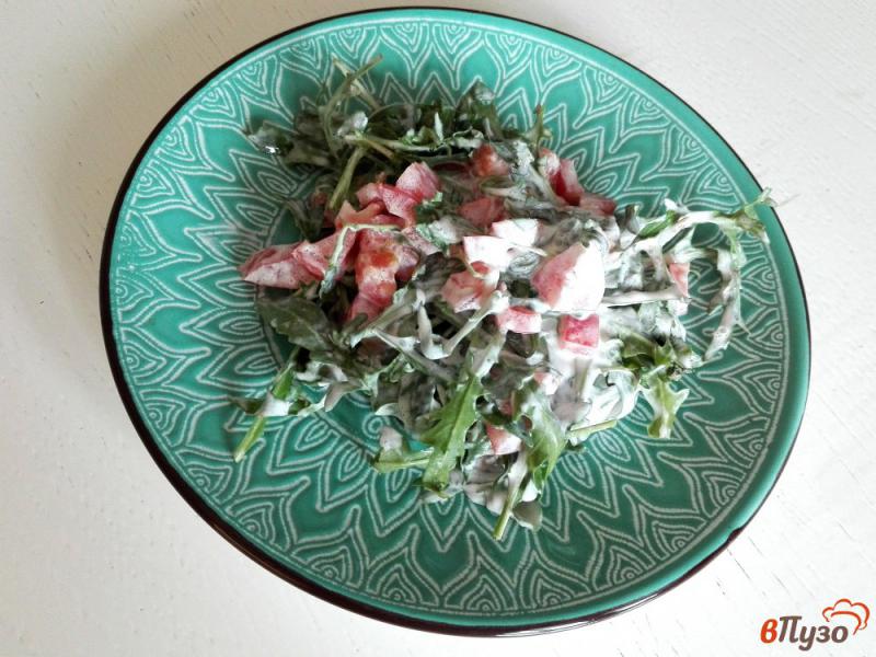 Фото приготовление рецепта: Моментальный салат из рукколы с помидором шаг №3