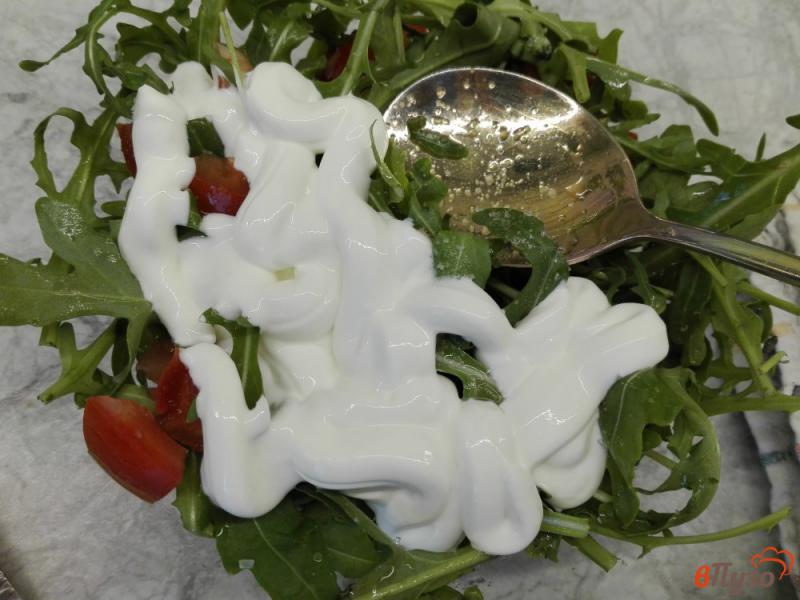 Фото приготовление рецепта: Моментальный салат из рукколы с помидором шаг №2