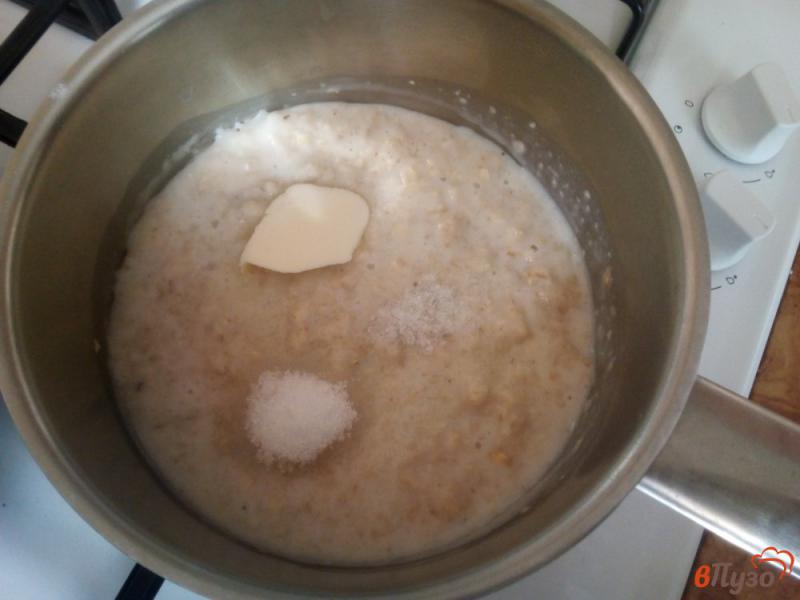 Фото приготовление рецепта: Овсяная каша на молоке с яблоками шаг №6