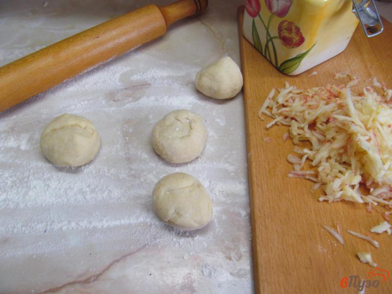 Фото приготовление рецепта: Жареные пирожки с яблоком шаг №4