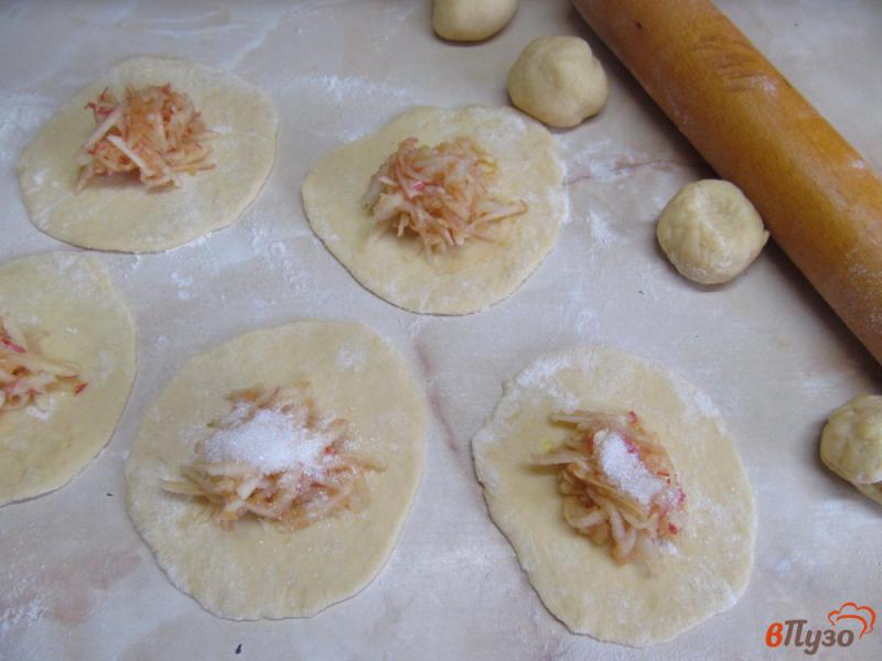 Фото приготовление рецепта: Жареные пирожки с яблоком шаг №5