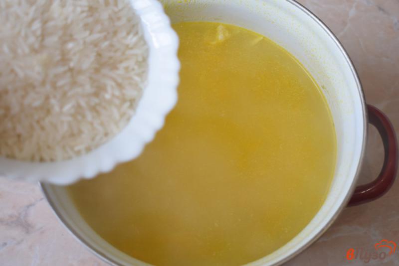 Фото приготовление рецепта: Куриный суп с картофелем и рисом шаг №4