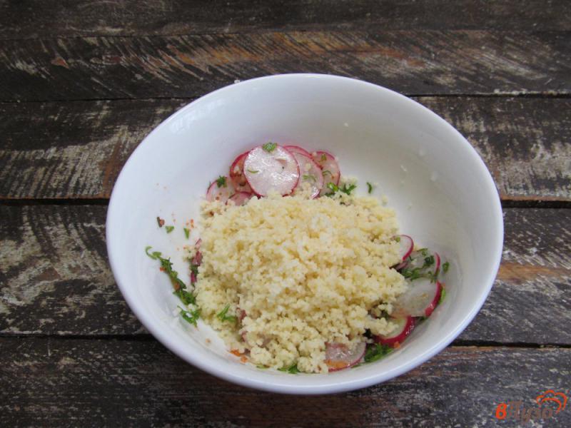 Фото приготовление рецепта: Салат из кус-куса с редиской шаг №4
