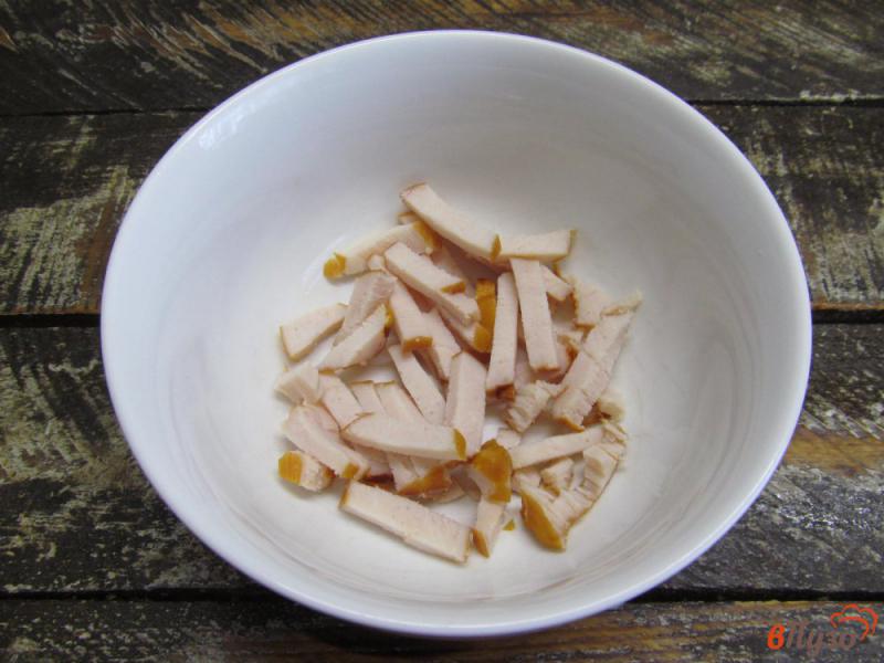 Фото приготовление рецепта: Салат из копченой курицы с сыром и апельсином шаг №1