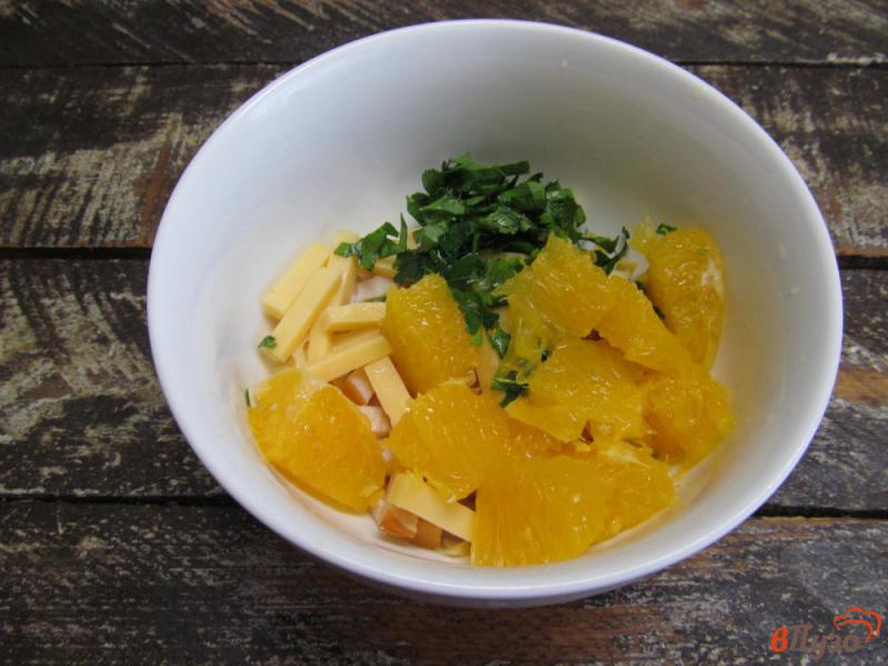 Фото приготовление рецепта: Салат из копченой курицы с сыром и апельсином шаг №3