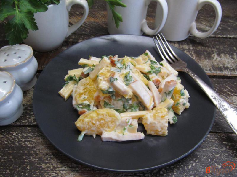 Фото приготовление рецепта: Салат из копченой курицы с сыром и апельсином шаг №5