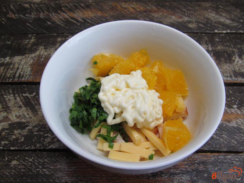 Фото приготовление рецепта: Салат из копченой курицы с сыром и апельсином шаг №4