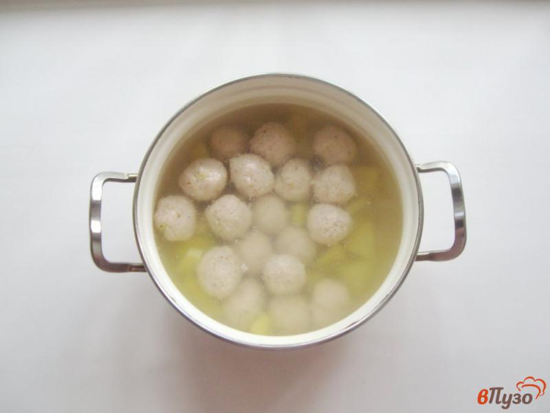 Фото приготовление рецепта: Суп с фрикадельками и овсяными хлопьями Геркулес шаг №3