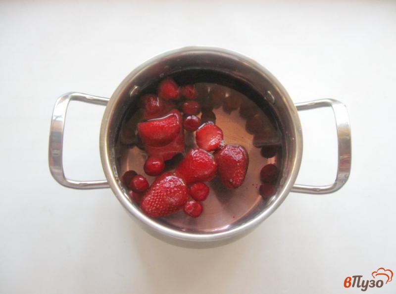 Фото приготовление рецепта: Кисель из мороженых ягод шаг №3