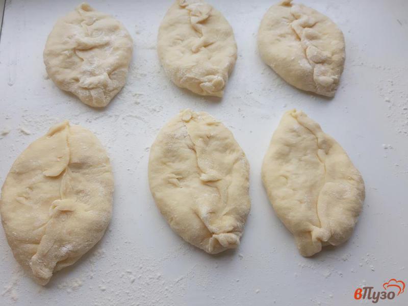 Фото приготовление рецепта: Пирожки жареные с адыгейским сыром шаг №10