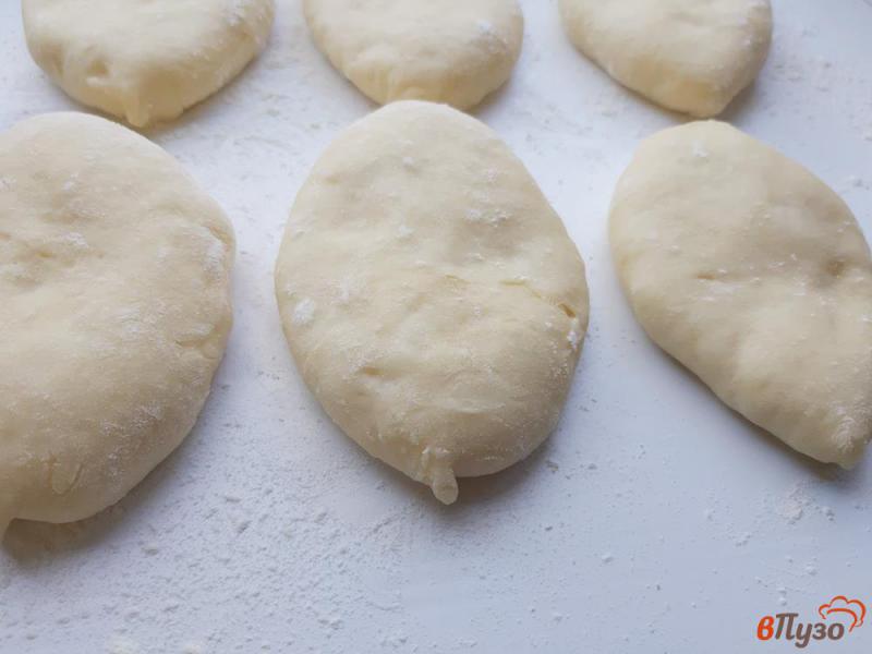 Фото приготовление рецепта: Пирожки жареные с адыгейским сыром шаг №11