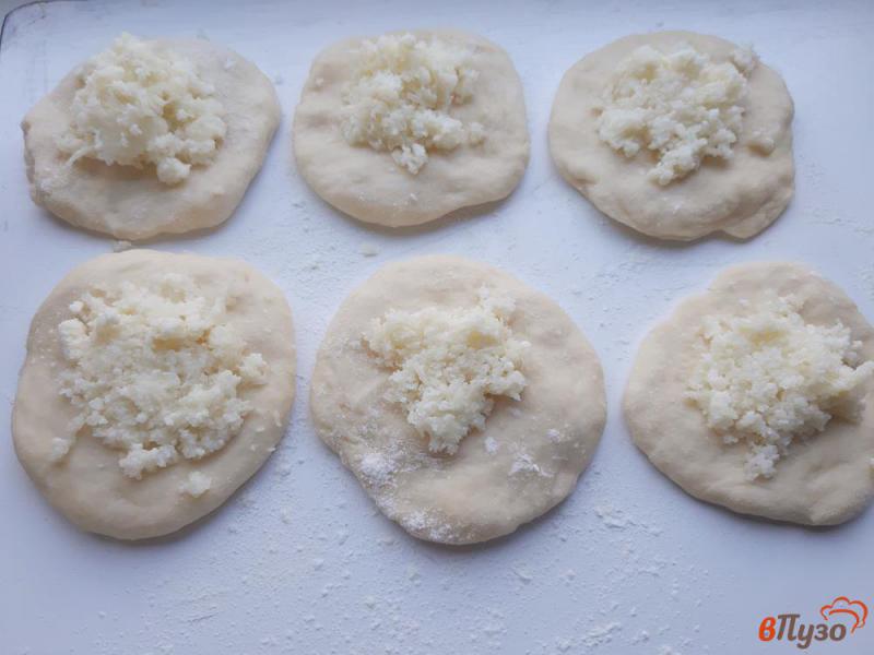 Фото приготовление рецепта: Пирожки жареные с адыгейским сыром шаг №9