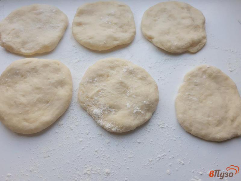 Фото приготовление рецепта: Пирожки жареные с адыгейским сыром шаг №7
