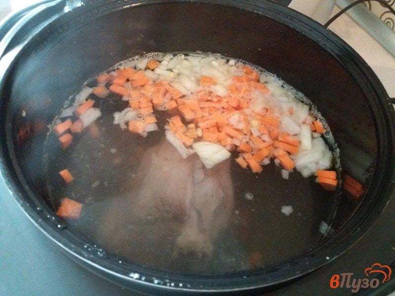 Фото приготовление рецепта: Суп из бедра петуха в мультиварке шаг №3