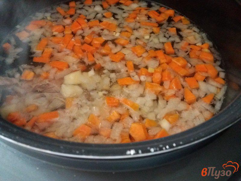 Фото приготовление рецепта: Суп из бедра петуха в мультиварке шаг №4