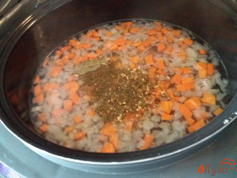 Фото приготовление рецепта: Суп из бедра петуха в мультиварке шаг №5