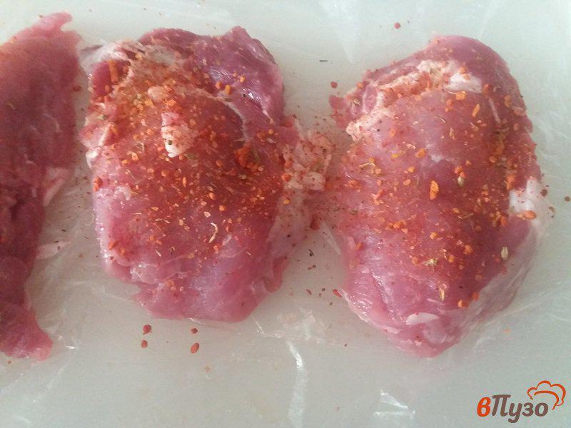 Фото приготовление рецепта: Отбивные из свинины в томатном маринаде шаг №3