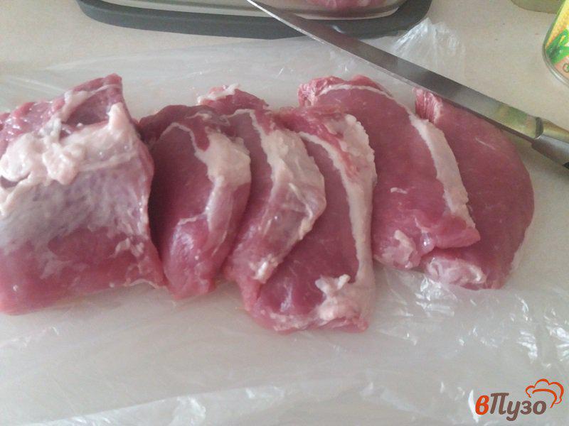 Фото приготовление рецепта: Отбивные из свинины в томатном маринаде шаг №2