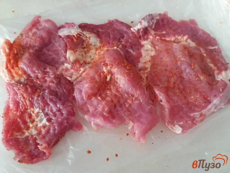 Фото приготовление рецепта: Отбивные из свинины в томатном маринаде шаг №4