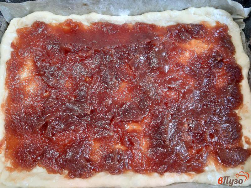 Фото приготовление рецепта: Пирог с яблочным повидлом из дрожжевого теста шаг №12