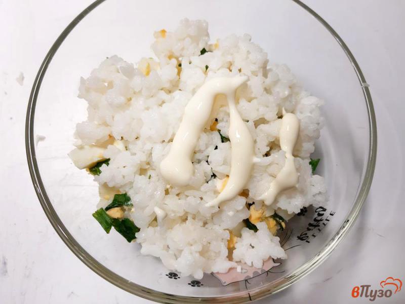Фото приготовление рецепта: Салат слоеный с пекинской капустой тунцом и рисом шаг №5