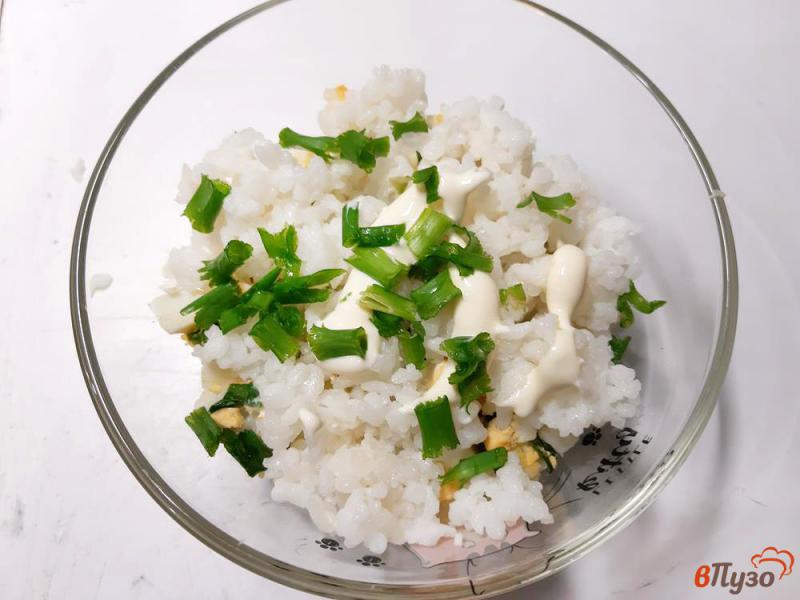Фото приготовление рецепта: Салат слоеный с пекинской капустой тунцом и рисом шаг №6