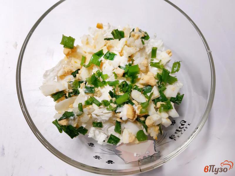Фото приготовление рецепта: Салат слоеный с пекинской капустой тунцом и рисом шаг №3