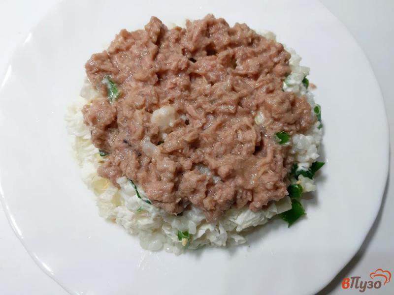 Фото приготовление рецепта: Салат слоеный с пекинской капустой тунцом и рисом шаг №7